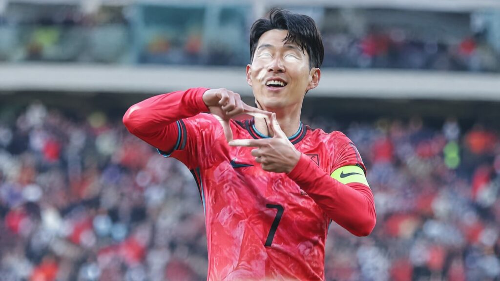 손흥민 주제를 설명하는 연출 장면